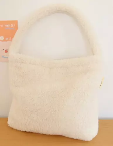 กระเป๋า White Fluffy Bag EC 1pc  28x27ซม.