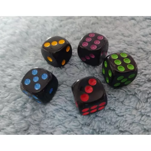 DICE  ลูกเต๋า 6 หน้า พื้นดำ ขนาด 1.6 ซม. (ราคาต่อชิ้น)*กรุณาสั่ง 2 ชิ้นขึ้นไป*
