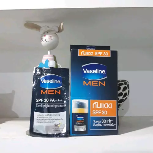 ( 6 ซอง) Vaseline Men SPF 30 PA+++ Total Brightening Serum. ครีมซองผู้ชายขนาด 7 กรัม
