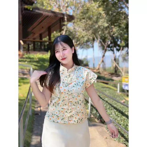 Liu เสื้อคอจีนแขนล้ำติดกระดุมผ้าฝ้ายลายดอกเดซี่ เสื้อใส่ทำงาน Manee.cotton
