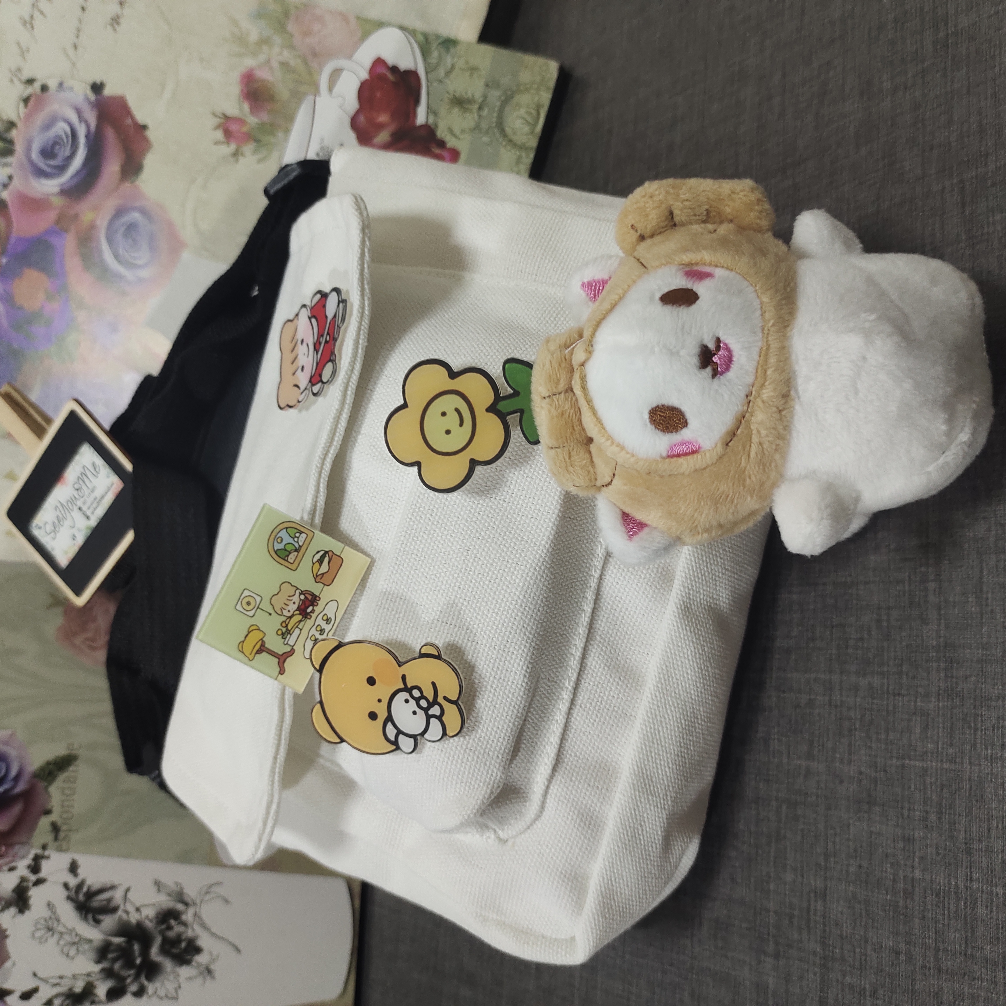 กระเป๋าสะพายข้างพร้อมเข็มกัดตกแต่งกระเป๋า