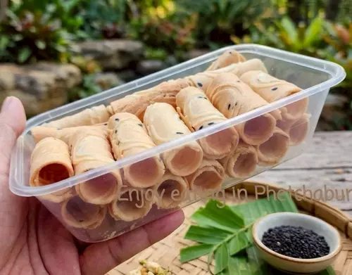 ขนมทองม้วนกะทิสด 1 กล่อง ทองม้วนกะทิสดเพชรบุรี ทองม้วนท่าย์น้ำเพชรบุรี