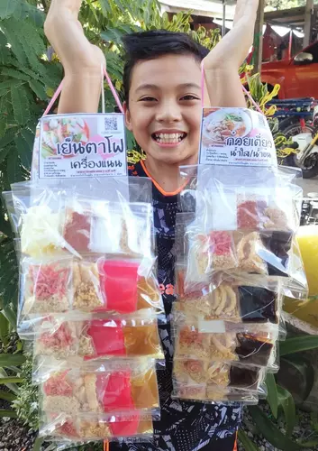 ก๋วยเตี๋ยวพวง 1 พวงมี 5 ห่อ ก๋วยเตี๋ยวกึ่งสำร็จรูปพร้อมต้ม
