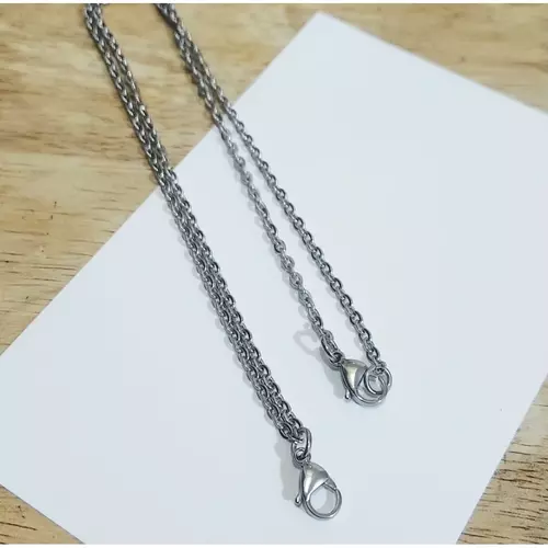 สร้อยคอสแตนเลสลายคชกฤช ความหนาขนาด 2.5 มม. แบบใส่ก้ามปู มีความยาวให้เลือก 2 ขนาด