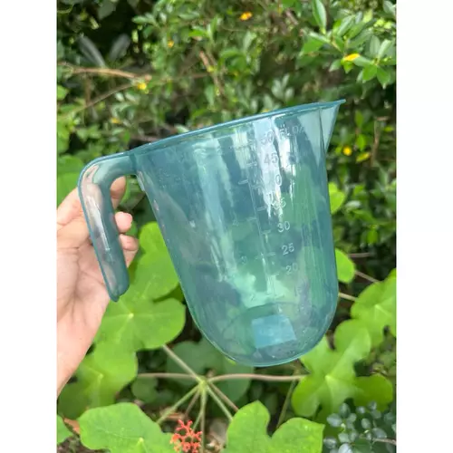 เหยือกตวงน้ำ ตวงปุ๋ยพลาสติก ขนาด 1500ml (คละสี)